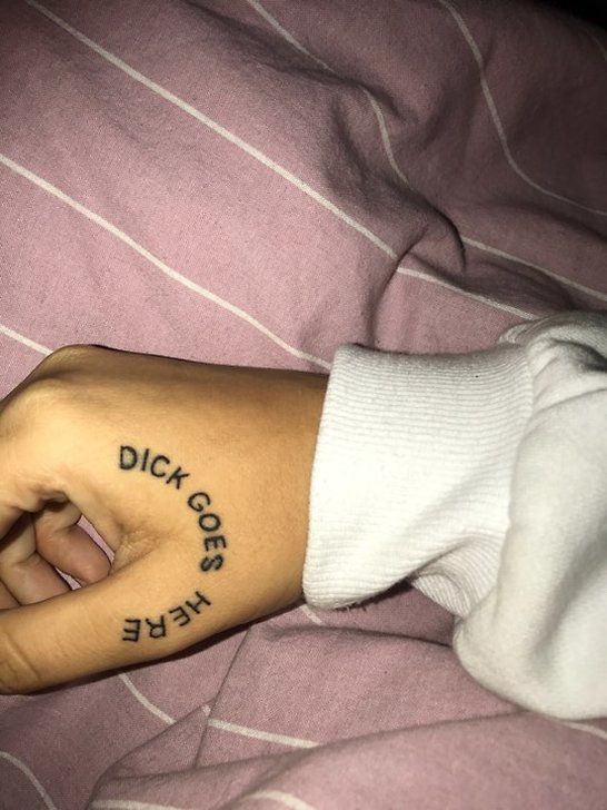 Tatueringen bestod i texten "dick goes here".