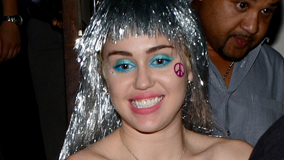 Miley målade ett fredstecken i ansiktet. 