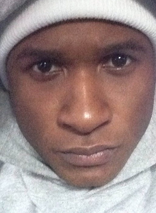 Usher kör en selfie. Usher kör en selfie.