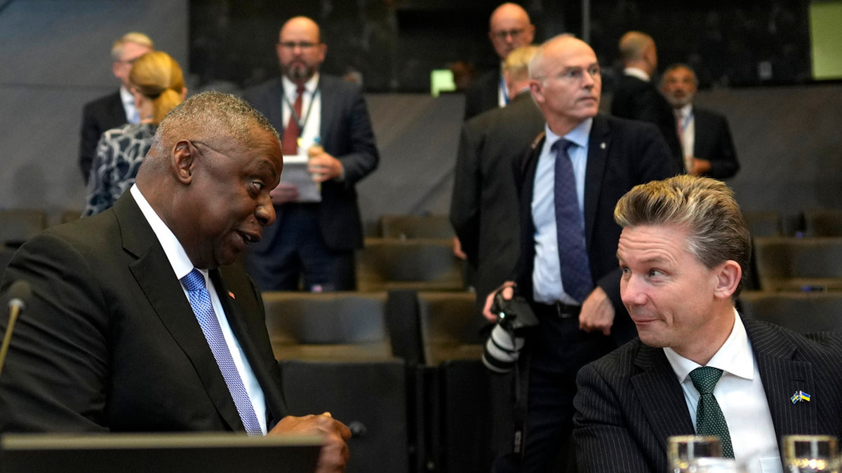 USA:s försvarsminister Lloyd Austin tillsammans med Sveriges Pål Jonson inne på torsdagens Natomöte i Bryssel.