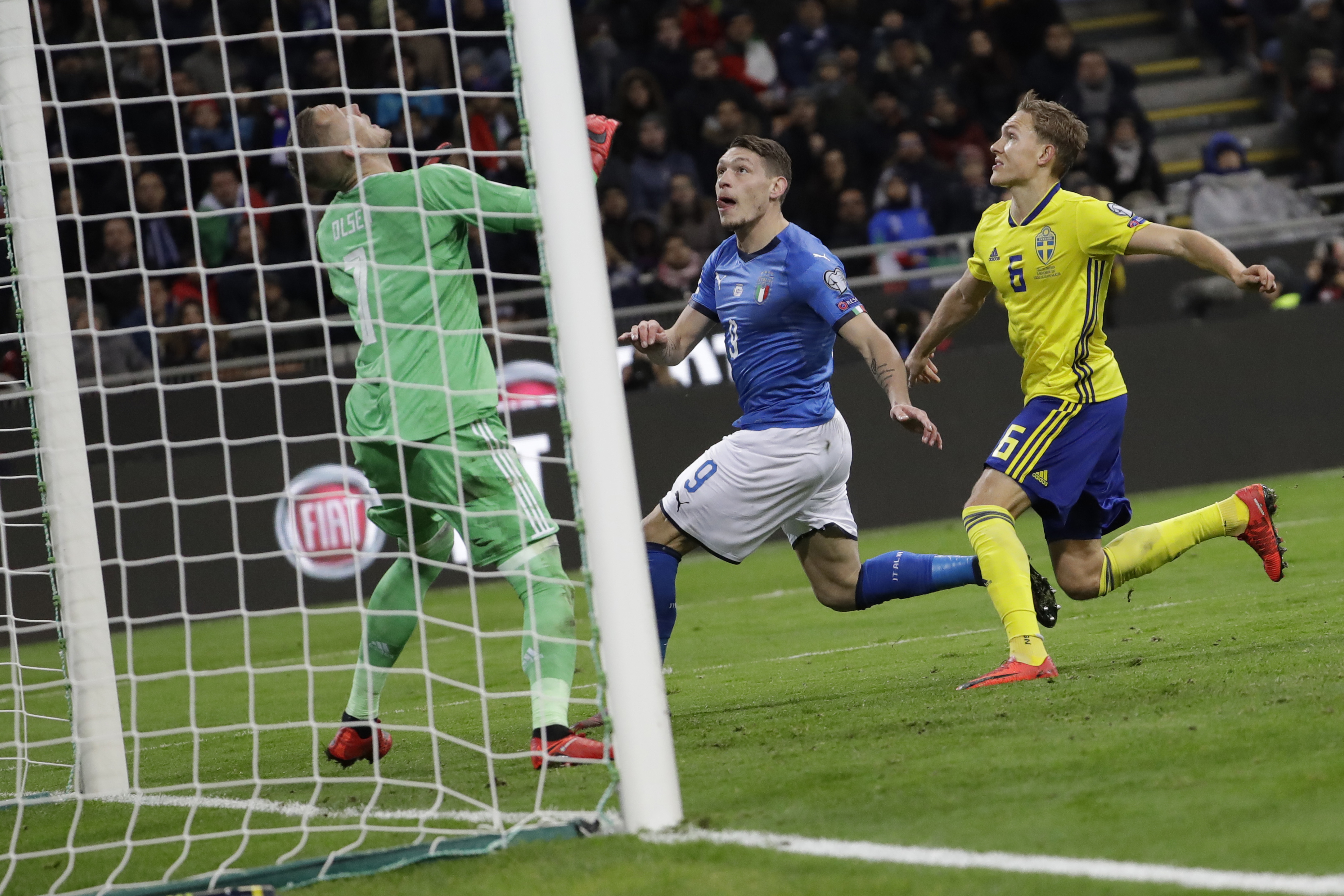 Sveriges målvakt Robin Olsen gjorde en supermatch. Sveriges målvakt Robin Olsen gjorde en supermatch.
