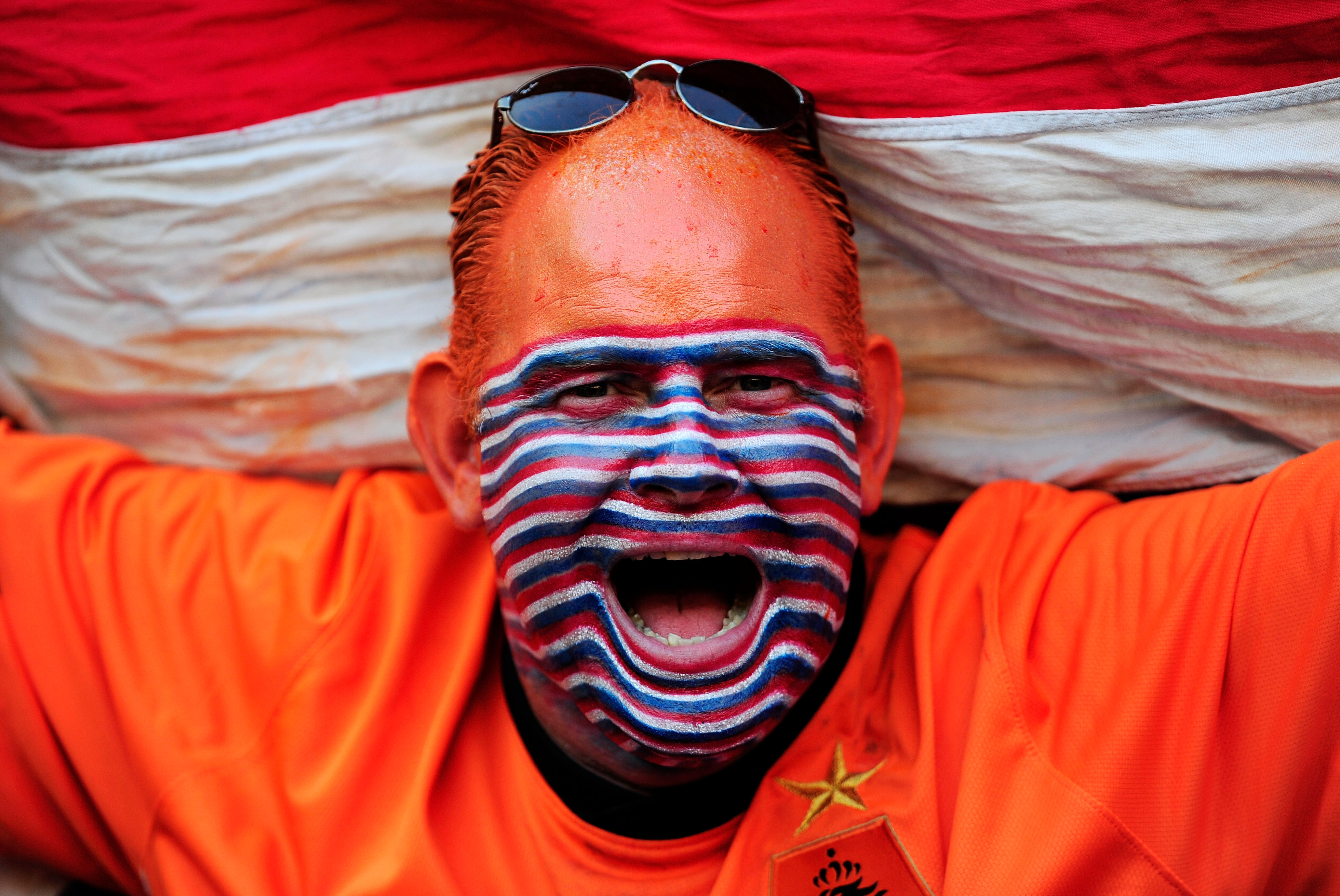 De holländska fansen är fanatiska i sitt sätt att heja fram sitt landslag.