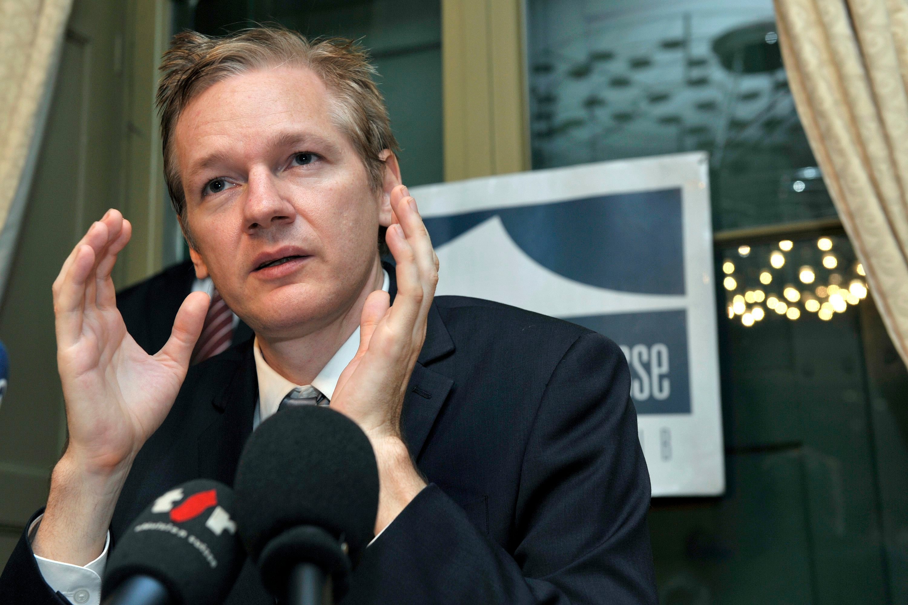 Julian Assange, Våldtäkt , Piratpartiet