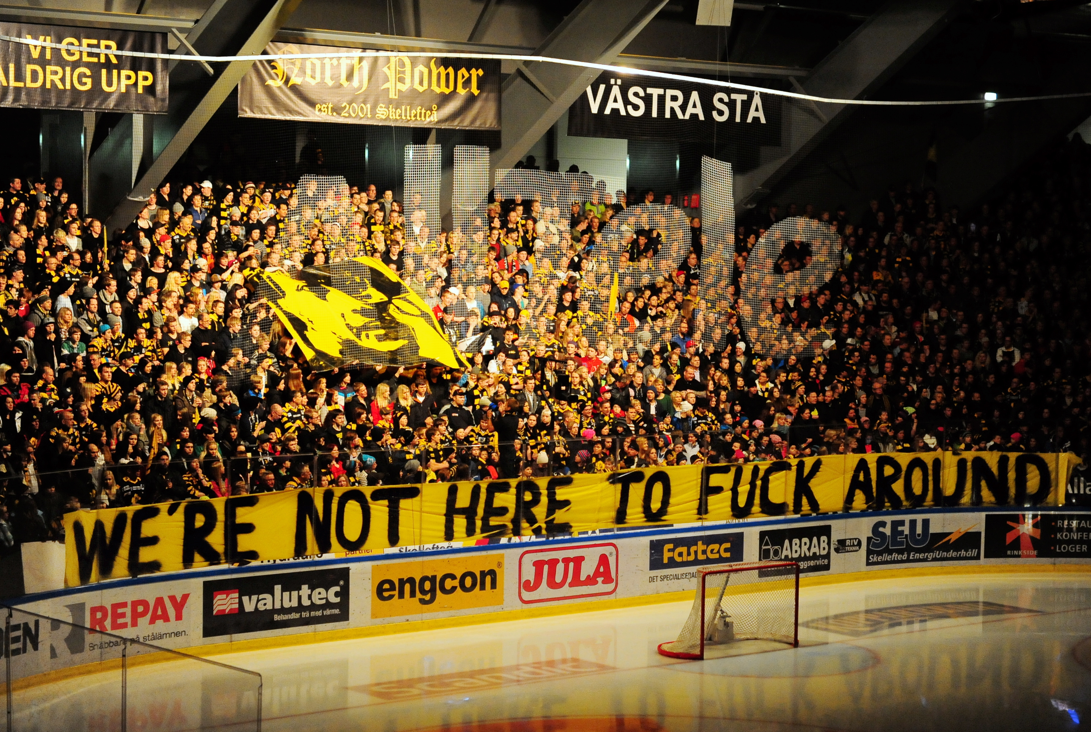 Skellefteå-supportrarna skapade inledningsvis en fantastisk inramning... Skellefteå-supportrarna skapade inledningsvis en fantastisk inramning...