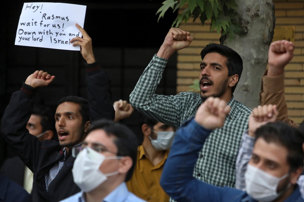 Bild från demonstrationen utanför Sveriges ambassad i Teheran i måndags.