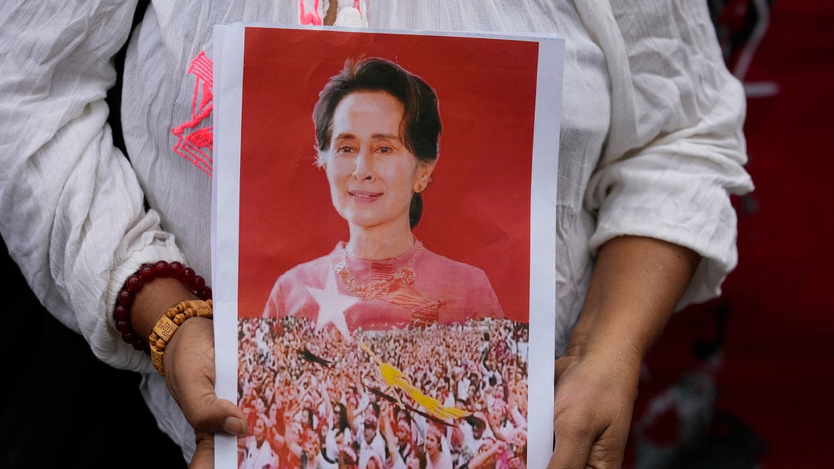 En anhängare håller upp en bild föreställande Aung San Suu Kyi. Arkivbild.