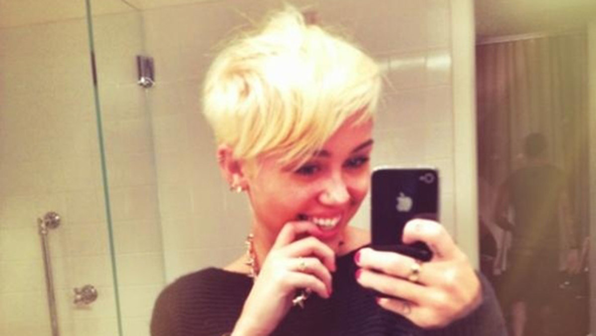 Miley Cyrus visar stolt upp sin nya frisyr.