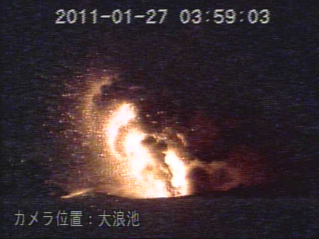 En bild fångad via en webbkamera på det våldsamma vulkanutbrottet.