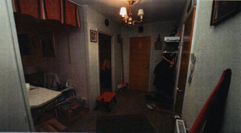 I den här lägenheten i Högdalen mördades en person med flera knivhugg.