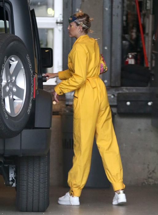Miley Cyrus i gul overall. Miley Cyrus i gul overall.