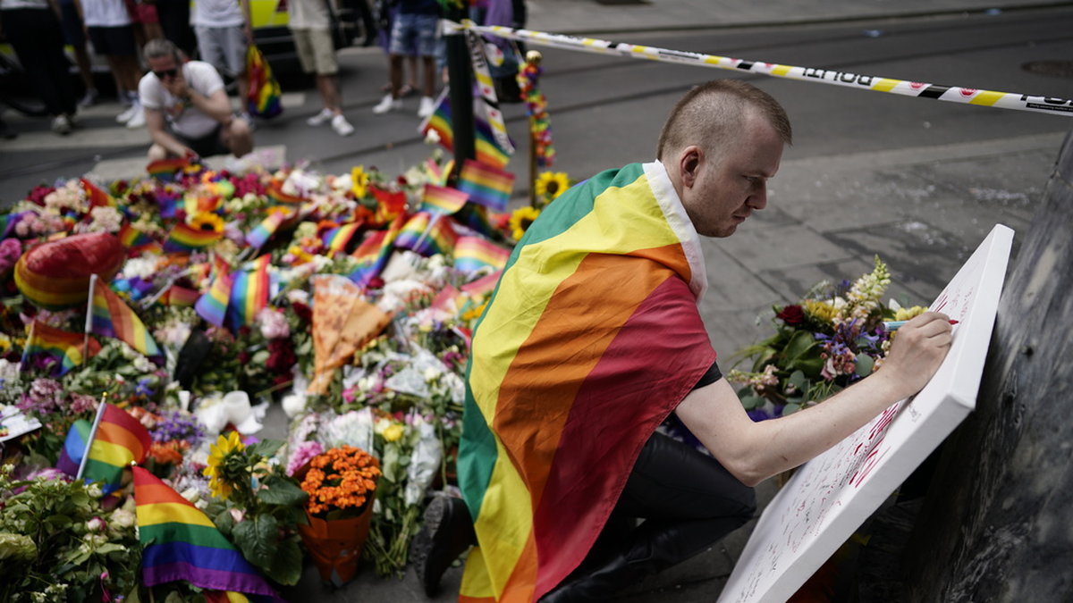 Blommor och prideflaggor vid platsen för lördagens skjutning i centrala Oslo, där två personer dog och ett 20-tal skadades i vad den norska säkerhetspolisen bedömer vara en extremistisk islamistisk terrorhandling.