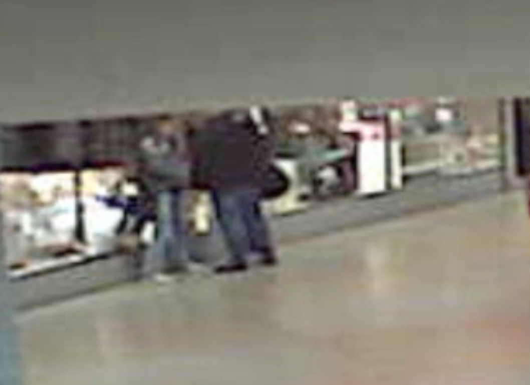 Två män gick fram till "Janne" som stod och lutade sig mot en vägg på Hötorgets tunnelbanestation.