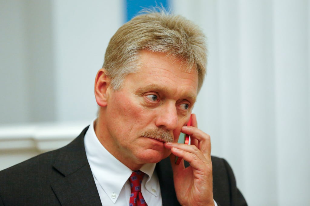 Kremls talesperson Dmitrij Peskov avfärdar tanken på en rysk invasion av Ukraina som 'vansinnig'.