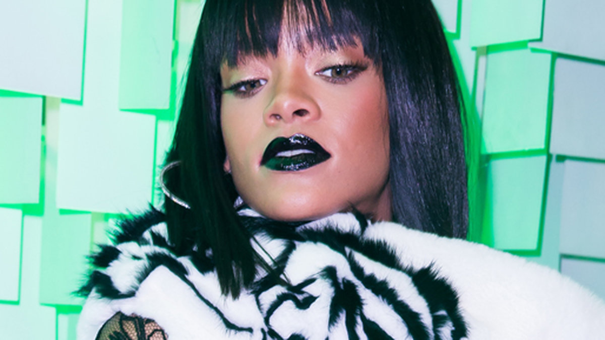 Rihanna valde en vågad spetströja när hon gick på Jean Paul Gaultiers visning i Paris.