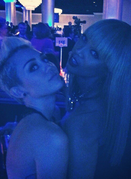 Miley Cyrus och Tyra Banks på Grammyefterfesten. 