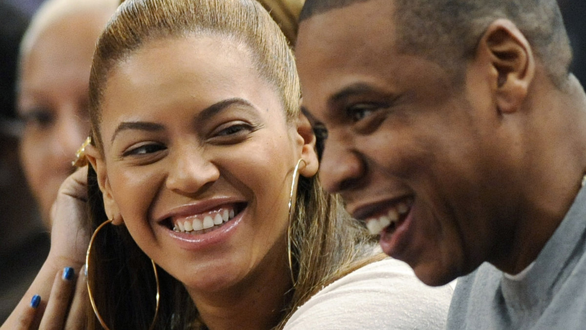 Beyoncé och Jay-Z. År 2010 berättade en källa att Beyoncé och Jay-Z beter sig som kung och drottning hemma. – De kräver färska blommor varje dag. Det är alltid frukt och dyr choklad överallt, och de äter bara från extremt lyxigt porslin. Beyoncé gör ingenting själv fortsätter källan. – Den tjejen gör ingenting på egen hand!, säger källan.