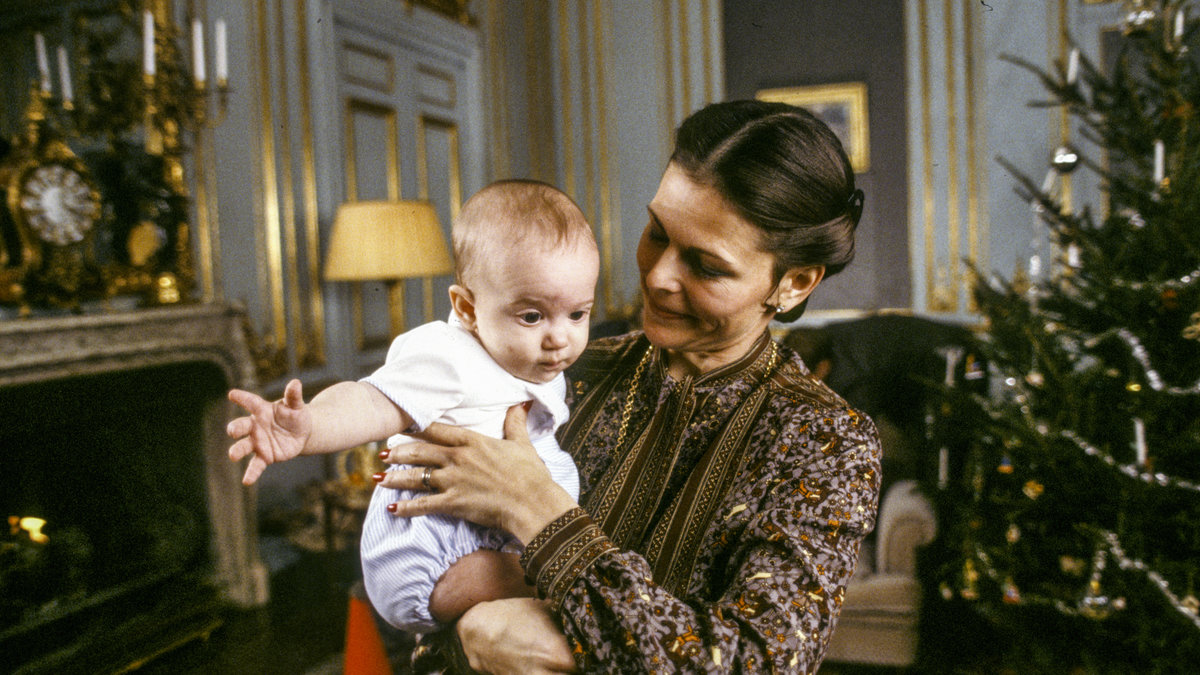 Här är lilla bebis Carl Philip med mamma Silvia.