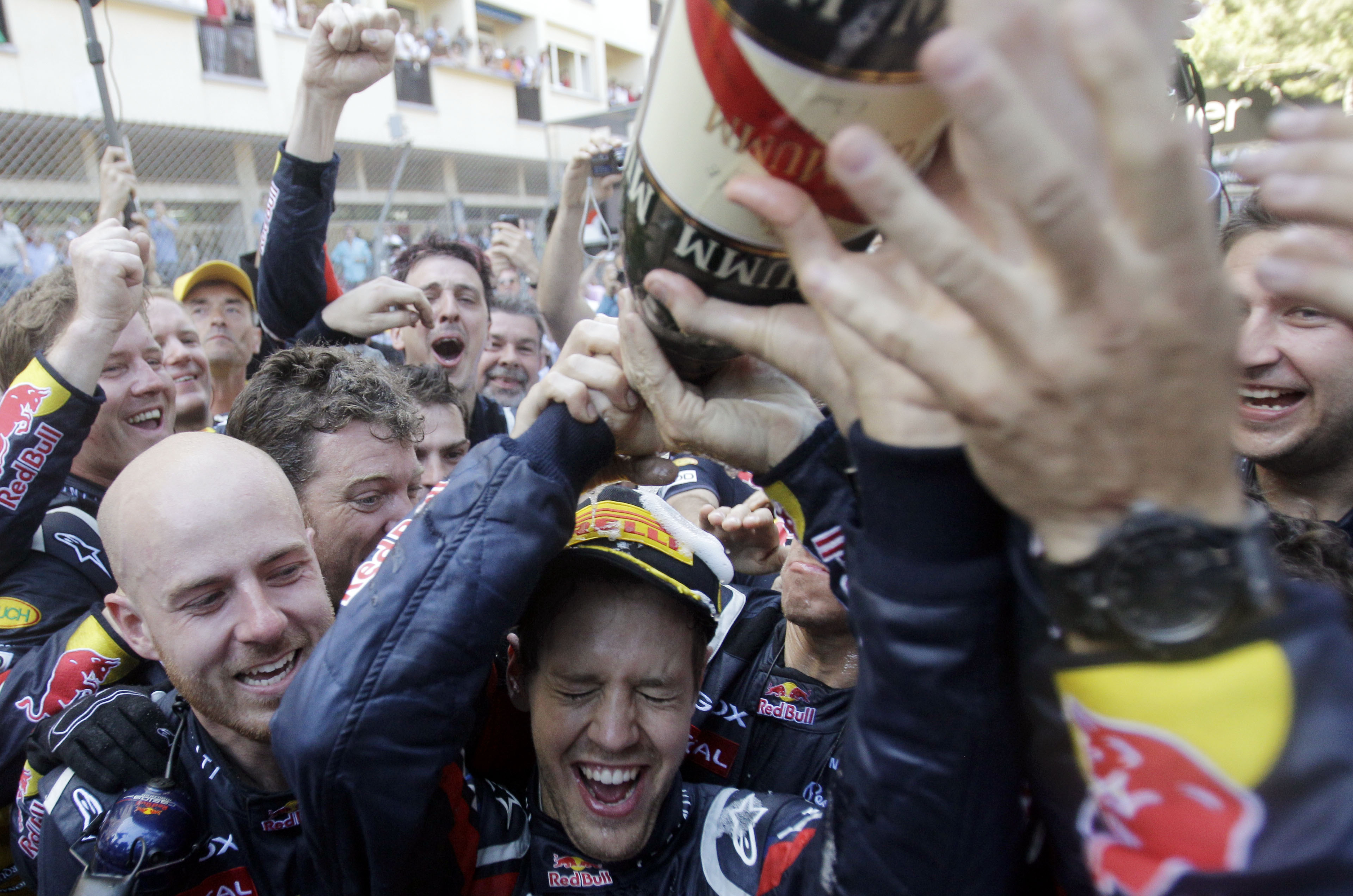Här firar Vettel med champagne.