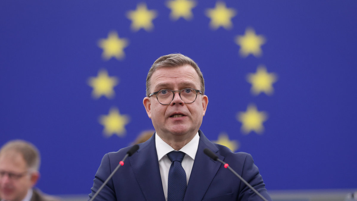 Finlands statsminister Petteri Orpo talar inför EU-parlamentet.