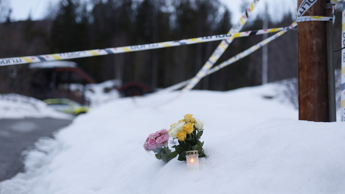 Blommor framför det hus där fyra personer hittades döda på lördagskvällen i Norge.