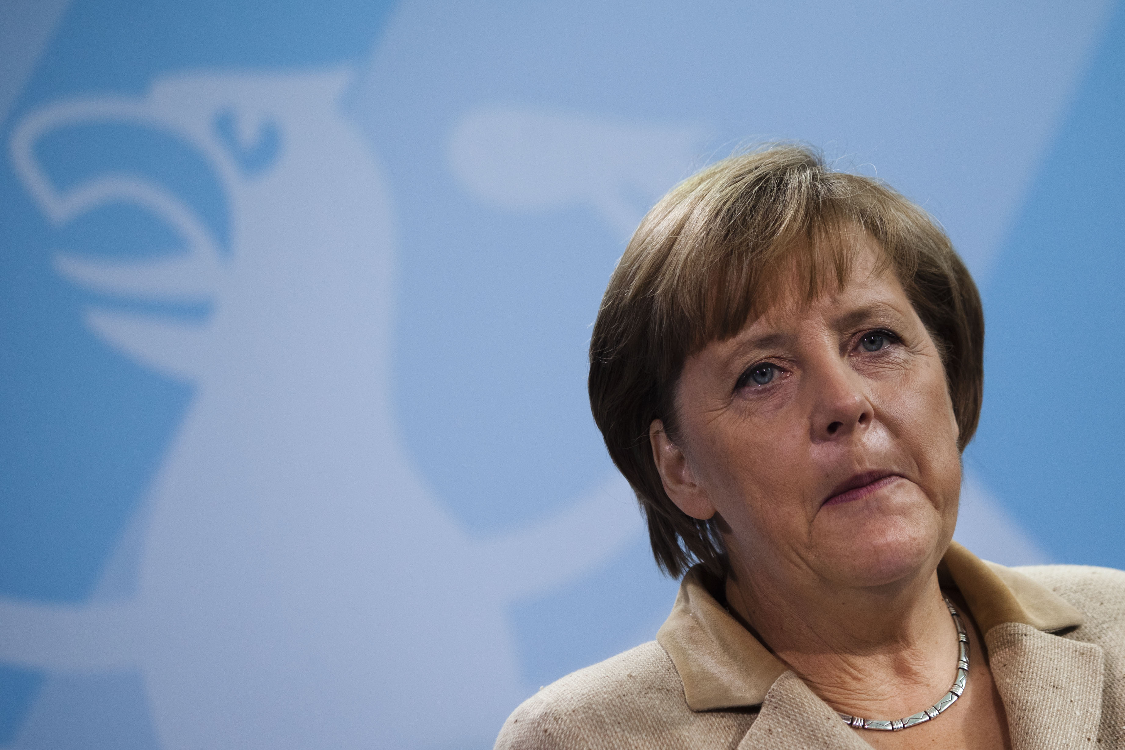 Merkel är trött på att pröjsa notan. 