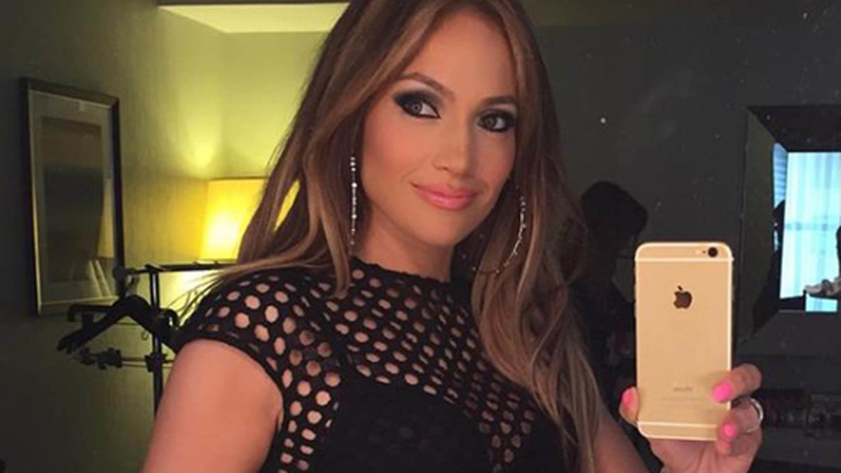 Jennifer Lopez tar en selfie. 