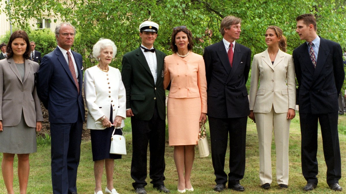 Prins Carl-Philip (mitten) är en av de som tagit studenten på Lundsberg.