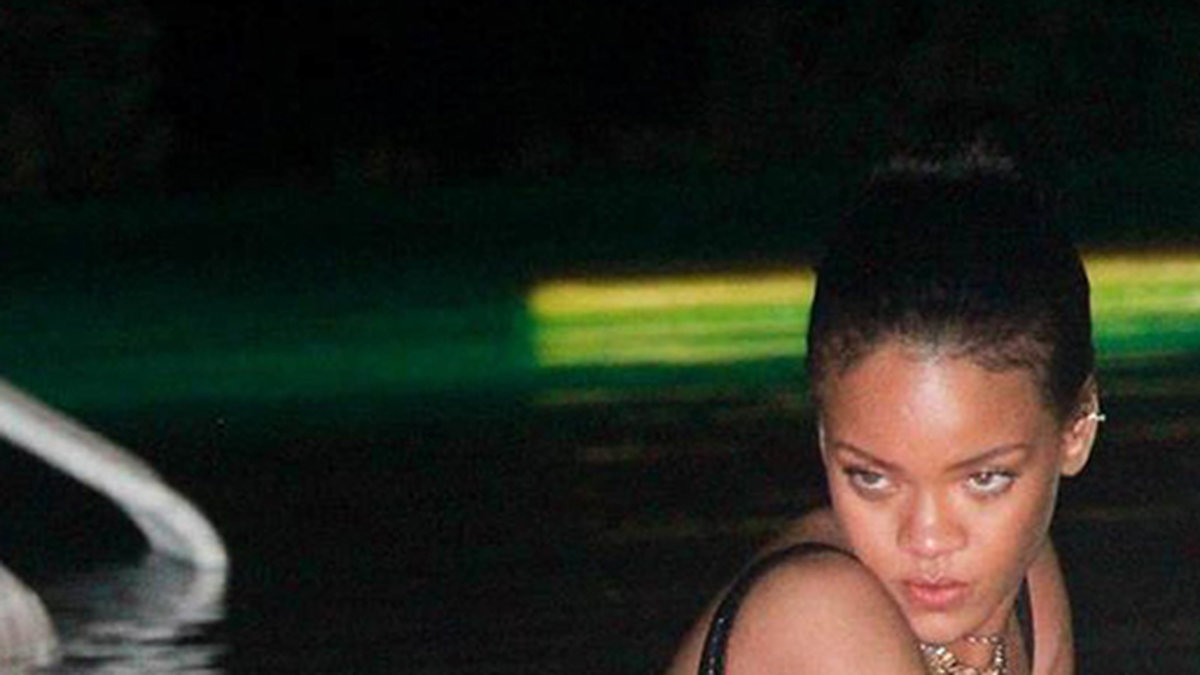 Rihanna tog ett dopp i poolen. 