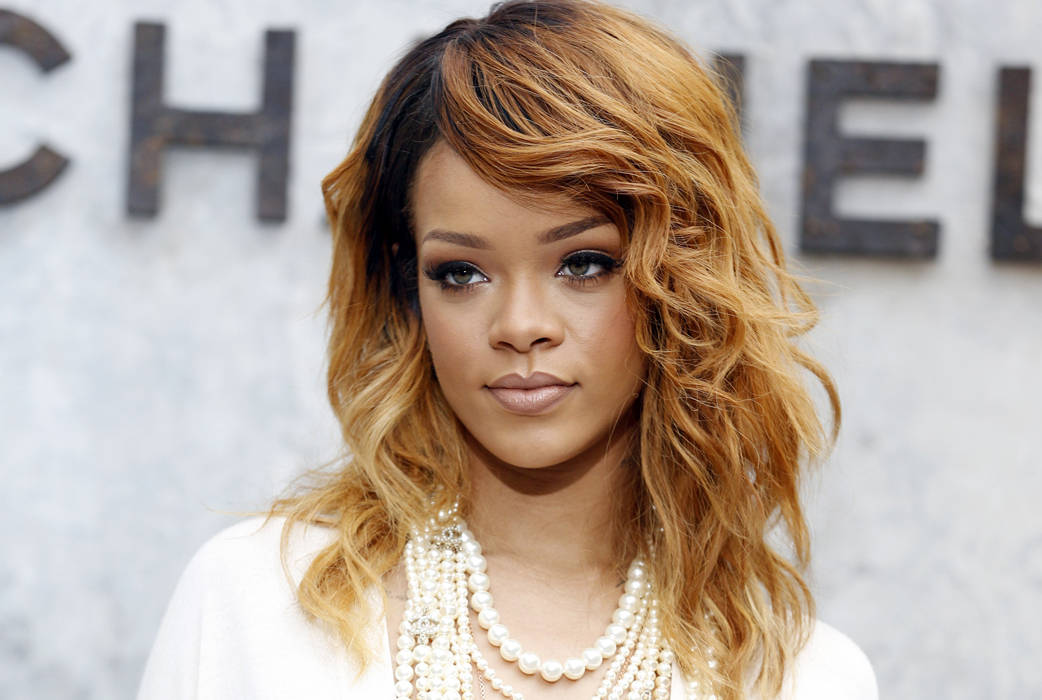 Rihanna använder sin egen parfym Reb'l Fleur By Rihanna. Andra favoriter är Rush från Gucci och Chance från Chanel. Rihanna använder sin egen parfym Reb'l Fleur By Rihanna. Andra favoriter är Rush från Gucci och Chance från Chanel.