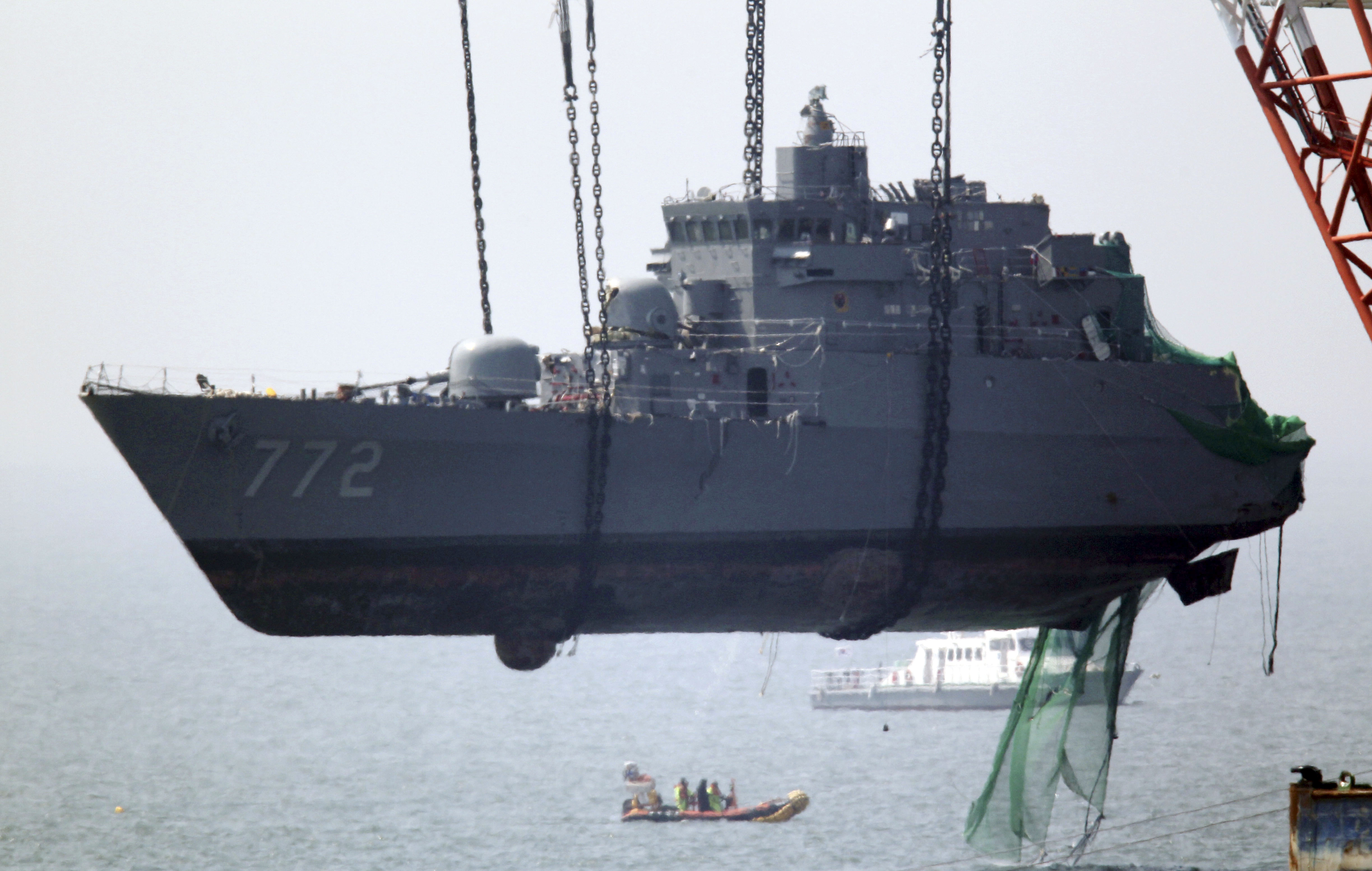 Sydkorea bärgar nu den ena halva av krigsfartyget.