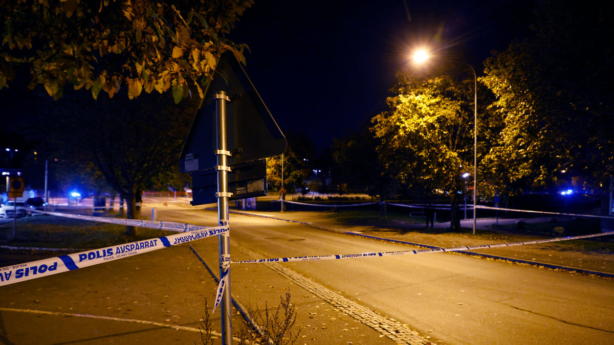 Stora avspärrningar efter att en person blivit skjuten till döds i stadsdelen Ronna i Södertälje på lördagskvällen.