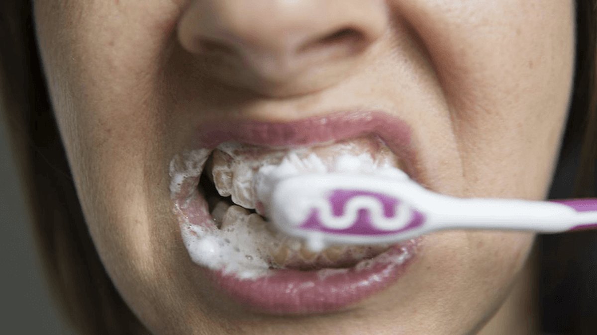 Något så enkelt som att borsta tänderna två gånger om dagen minskar också risken.