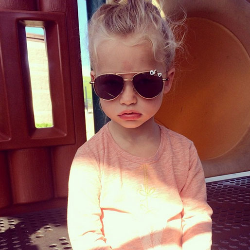Jessica Simpsons dotter Maxwell i solglasögon. Jessica Simpsons dotter Maxwell i solglasögon.