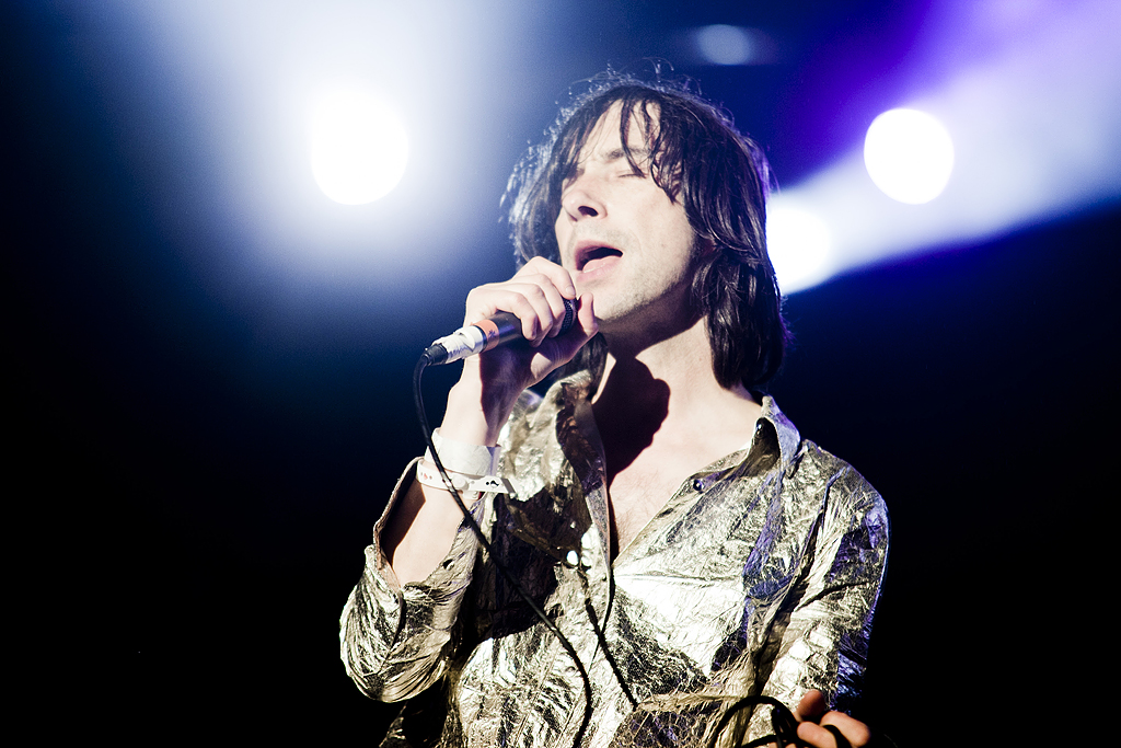 Bobby Gillespie ser fokuserad ut på Primal Scream-spelningen under Hultsfredsfestivalen. Bobby Gillespie ser fokuserad ut på Primal Scream-spelningen under Hultsfredsfestivalen.