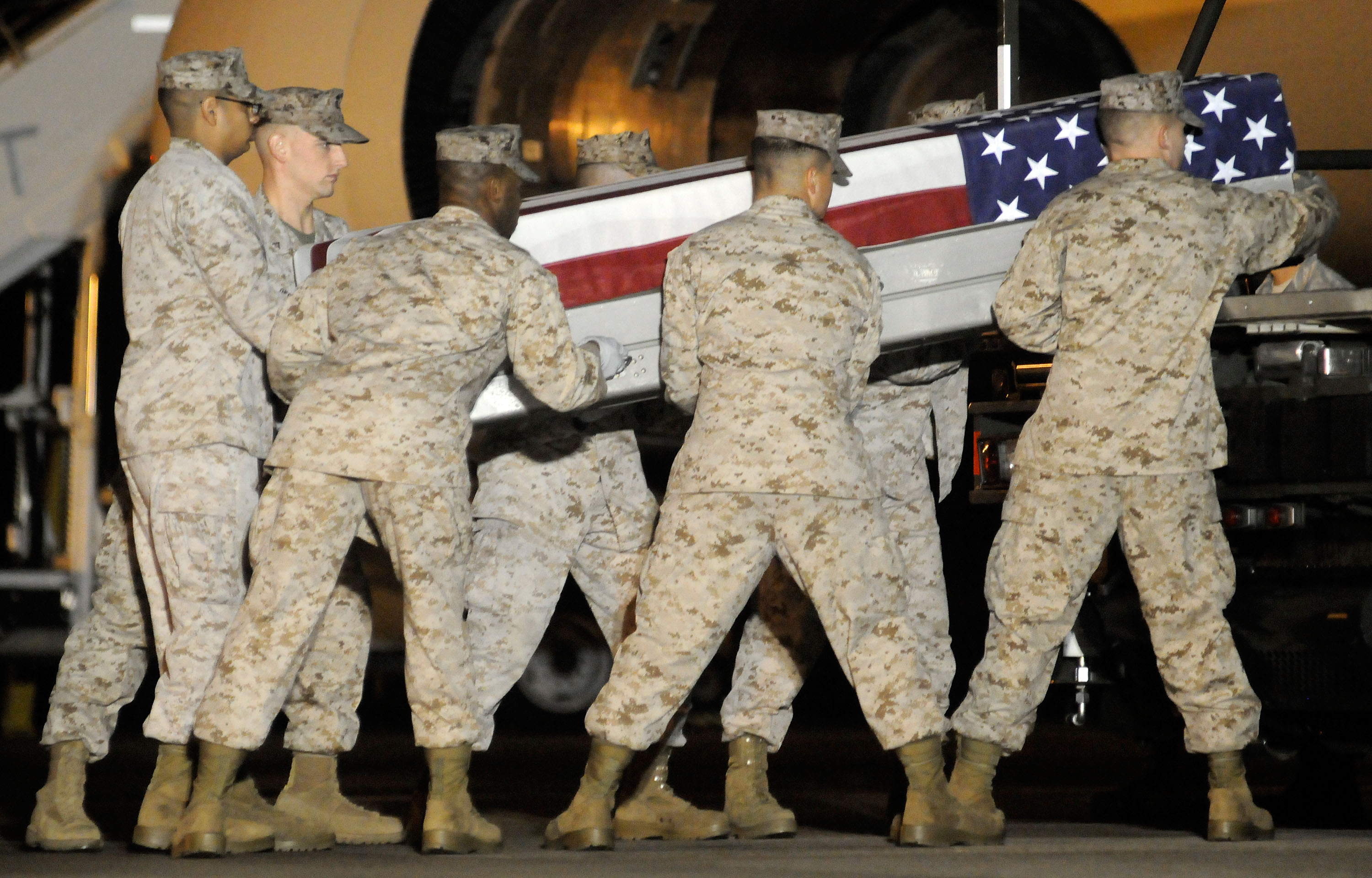Marinkårssoldater bär hem en död kamrat från Afghanistan.