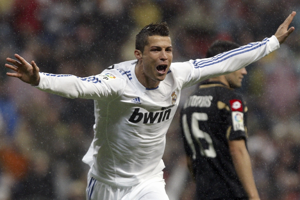 Cristiano Ronaldo blev tvåmålsskytt när Real Madrid slog Deportivo La Coruña.