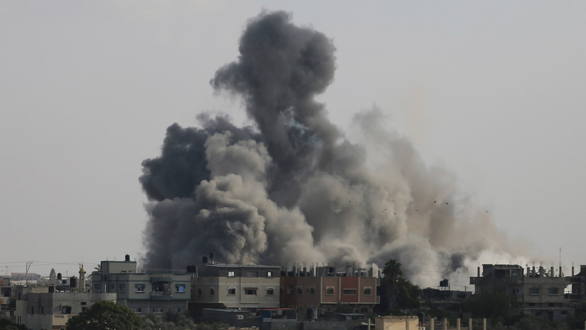 Rök stiger efter en explosion orsakad av ett israeliskt anfall, vid Gazas gräns mot Egypten.