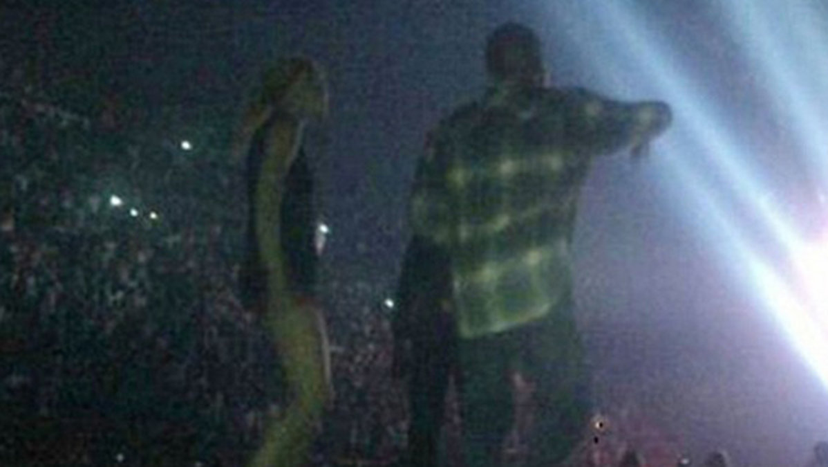 Gwyneth twittrade ut ett foto på henne där hon stod på scenen tillsammans med sin vän Jay-Z och Kanye West under deras Watch the throne-konsert i Paris. – Niggers in Paris for real, skrev Gwyneth till bilden.