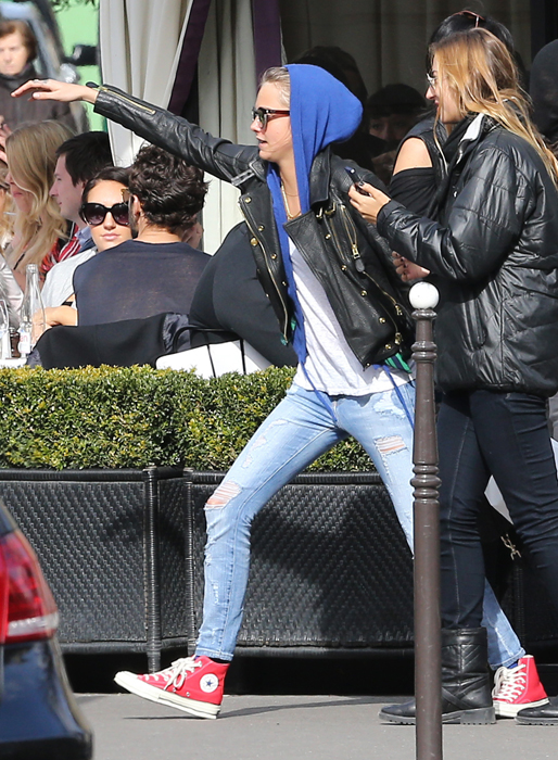 Supermodellen Cara Delevigne i röda converse. Supermodellen Cara Delevigne i röda converse.