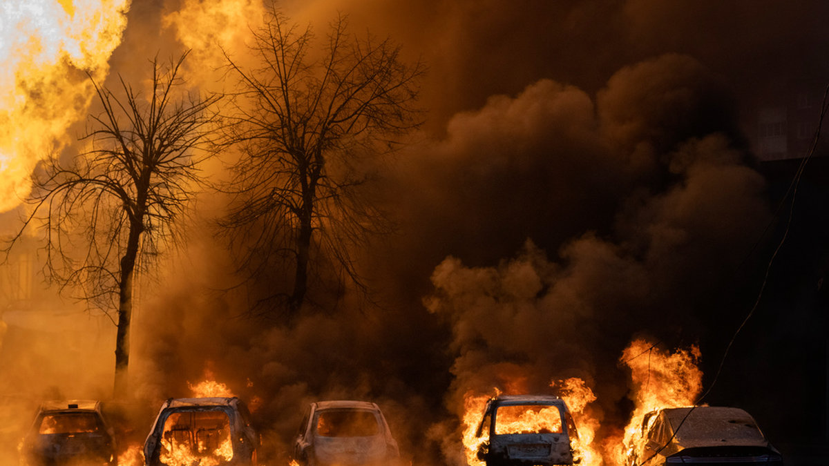 Bilar brinner i Kiev efter en rysk attack.