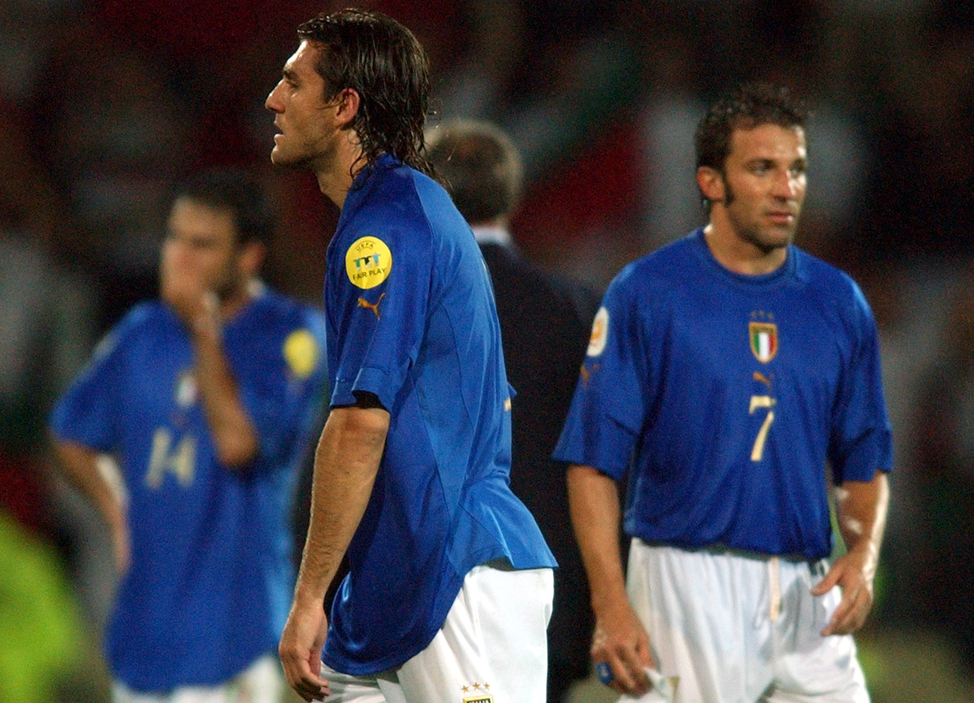 Christian Vieri och Alessandro del Piero deppar trots att de har vunnit mot Bulgarien i EM 2004.