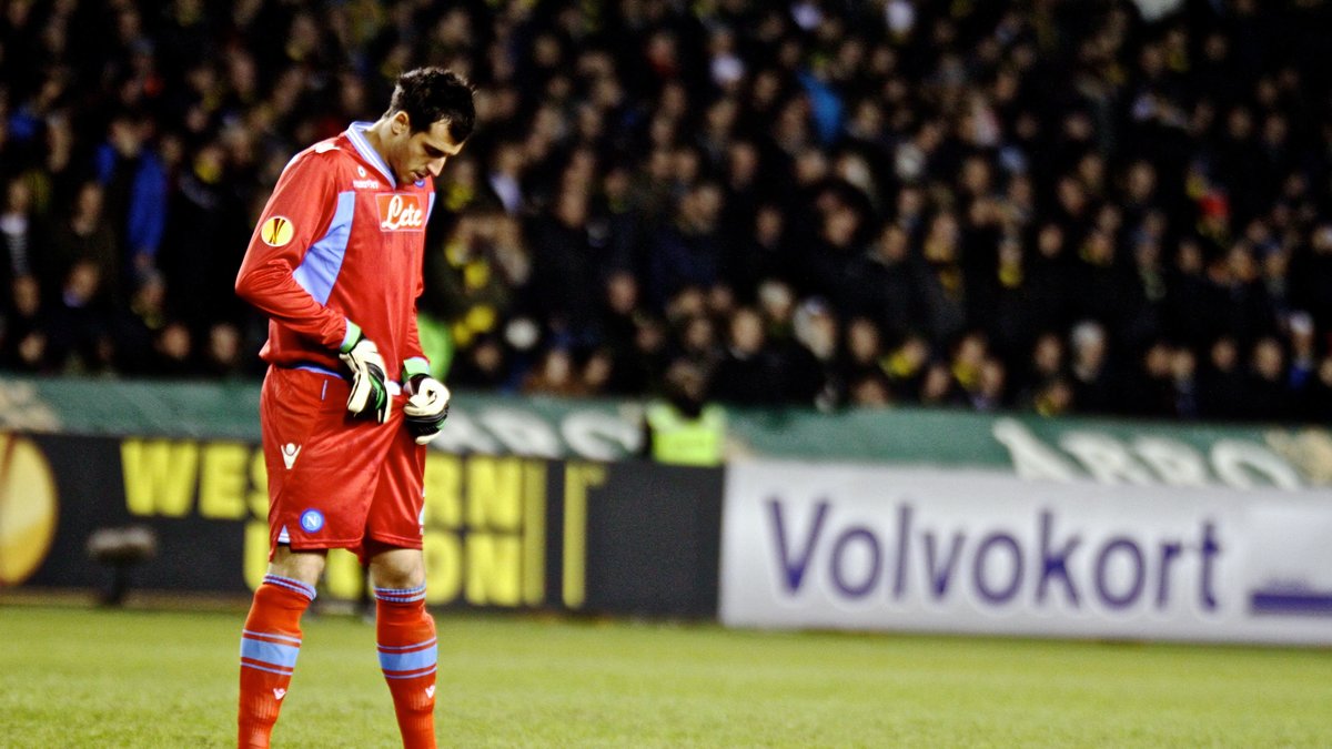 Napolis målvakt Antonio Rosati var tveksam i sitt agerande flera gånger under matchen. 