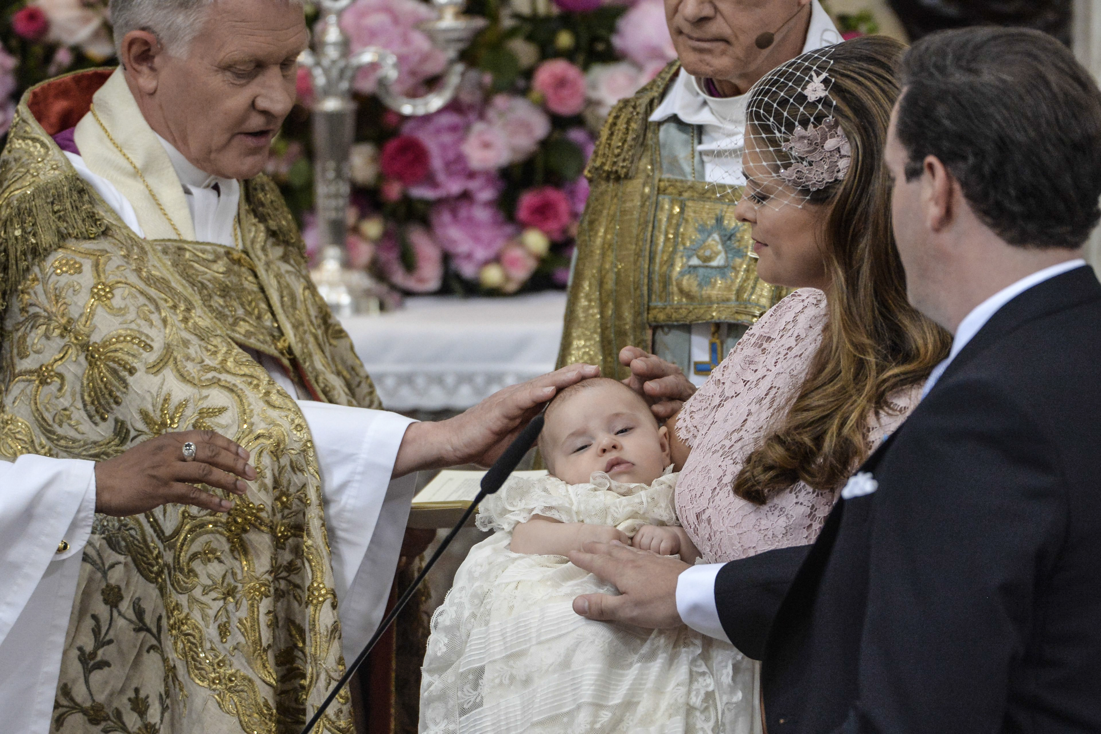 Ärkebiskop Anders Wejryd döper prinsessan Leonore. Ärkebiskop Anders Wejryd döper prinsessan Leonore.