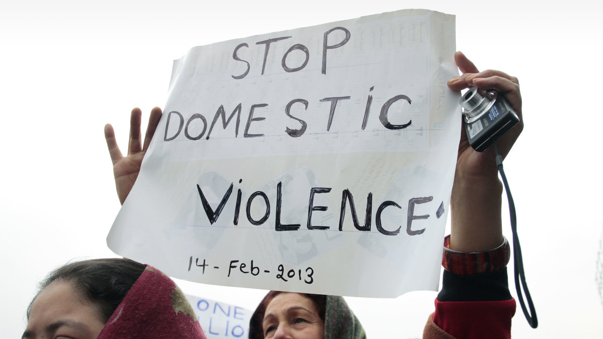 Våld i hemmet kostar både liv och pengar. 