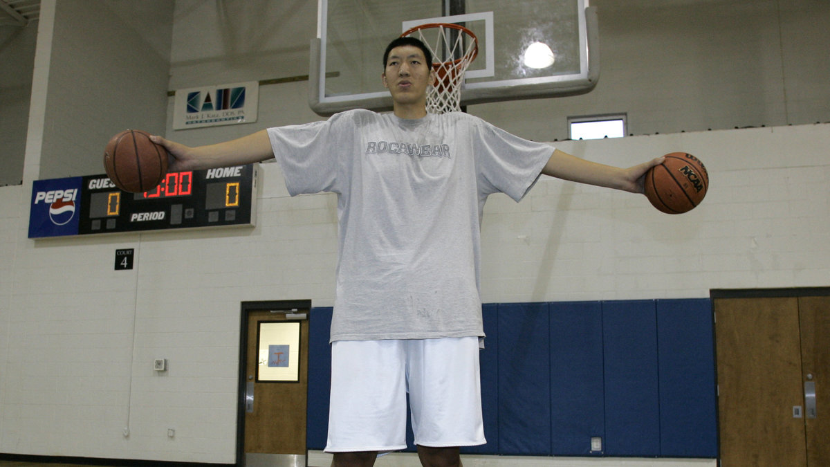 Världens längsta basketspelare Sun Ming Ming.