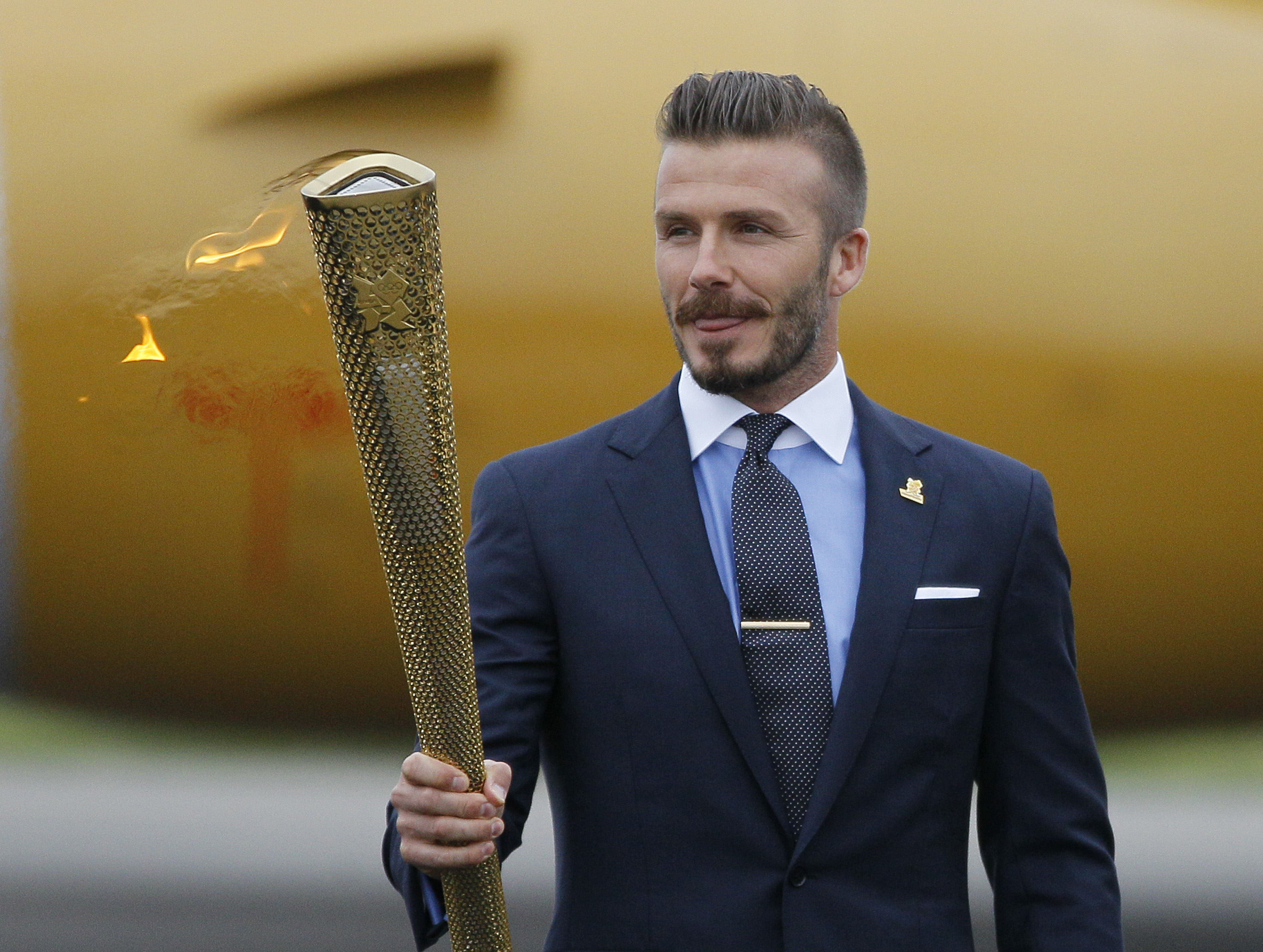 Han har redan hållt i OS-facklan - nu verkar det som att David Beckham kommer vara med i fotbollslandslaget också.