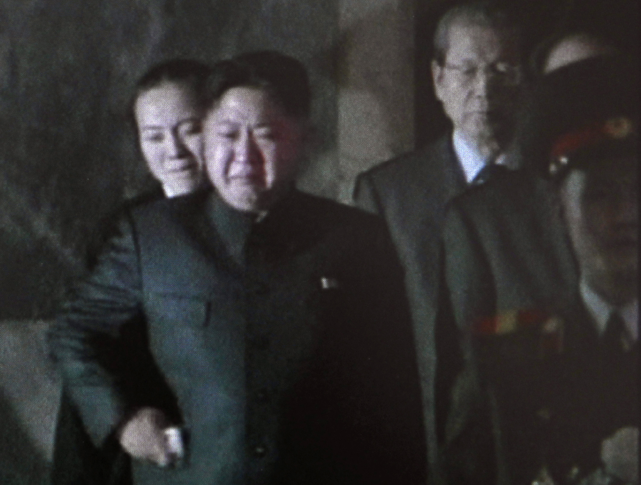 Sonen Kim Jong-Un sörjer vid sin fars kista.