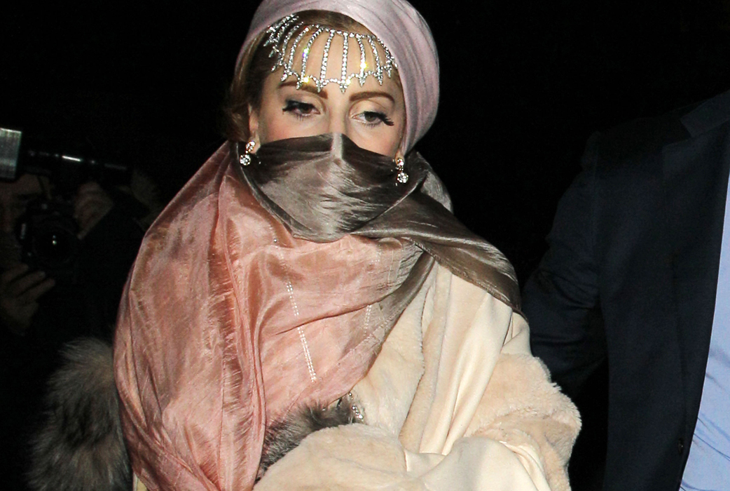 Lady Gaga dök upp med munskydd. Lady Gaga dök upp med munskydd.