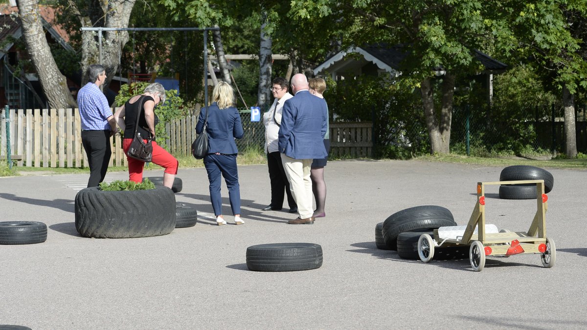 Tingsrätten går syn i den förskola utanför Kalmar där den 21-årige man som åtalats för ett stort antal sexövergrepp mot barn arbetade som praktikant.