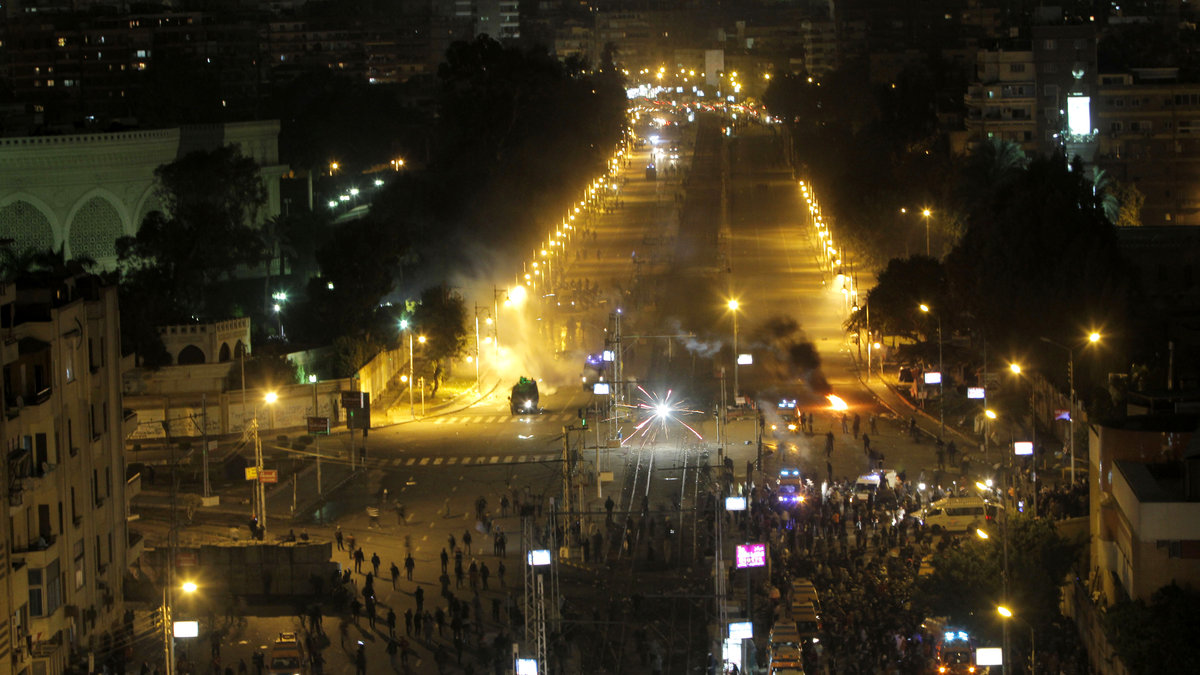 Tusentals demonstranter samlades utanför presidentpalatset i Kairo på fredagen.